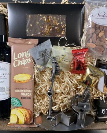 Gavekurv Med Metalfigur Computer Mand Smadrer Computer Vin Hygge